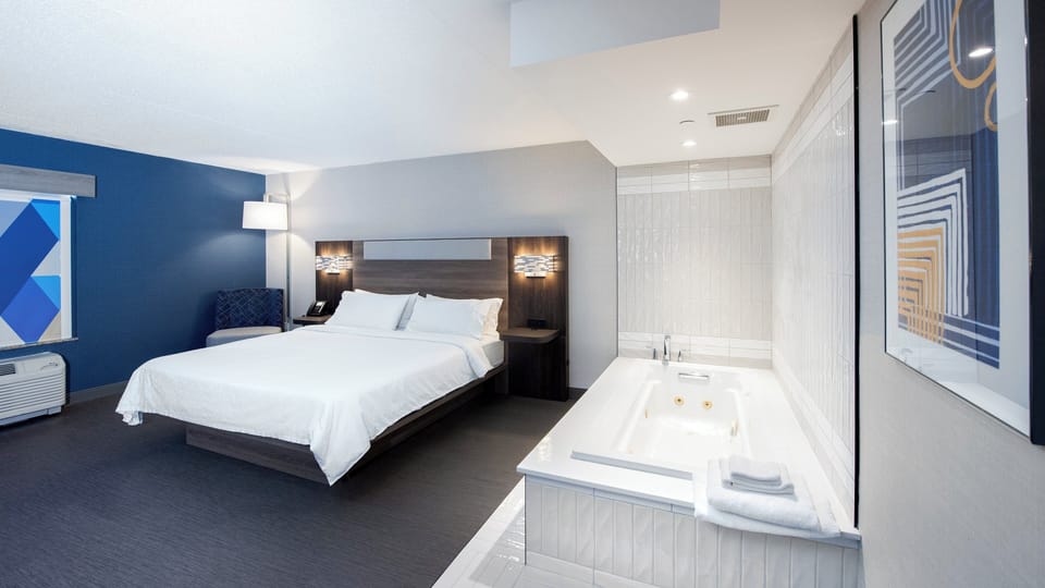 Suite, 1 King Bed, Jetted Tub | Egyptian cotton sheets, hypo-allergenic bedding, Select Comfort beds