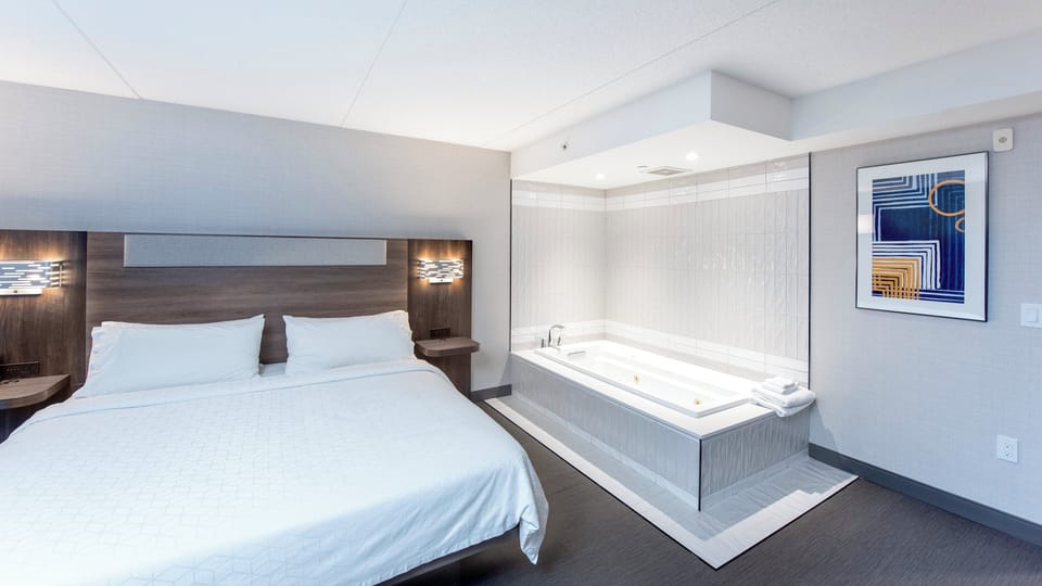 Suite, 1 King Bed, Jetted Tub | Egyptian cotton sheets, hypo-allergenic bedding, Select Comfort beds