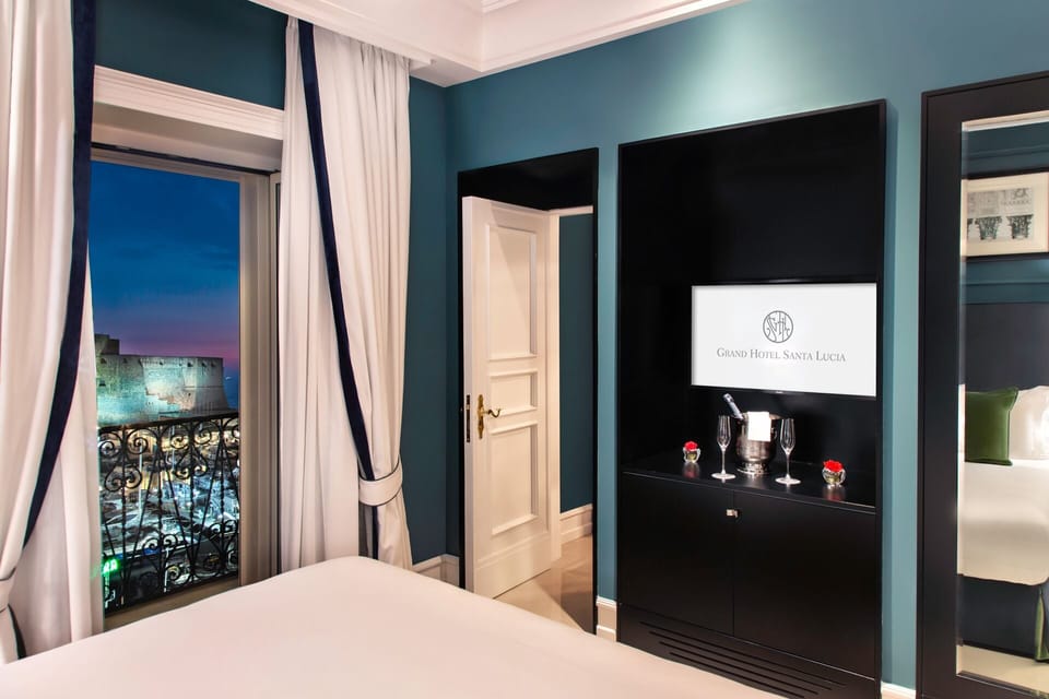 Suite | Premium bedding, down comforters, minibar, in-room safe