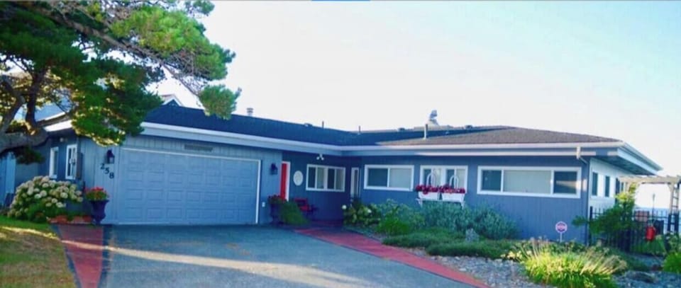 Front of home with ample parking