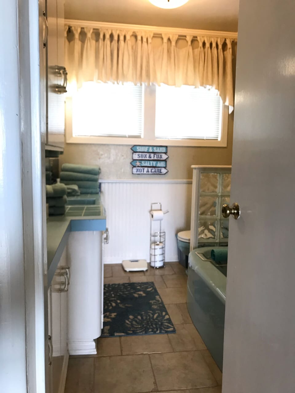 Cute 1950’s blue retro bathroom with bathtub.