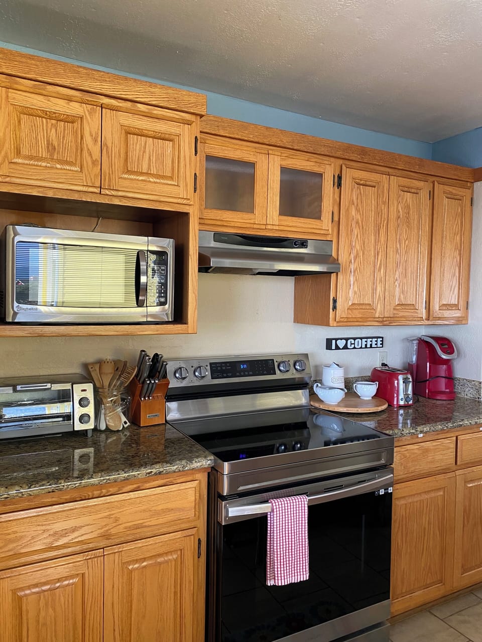 Electric oven. We also have complimentary organic coffee and tea ready to enjoy.