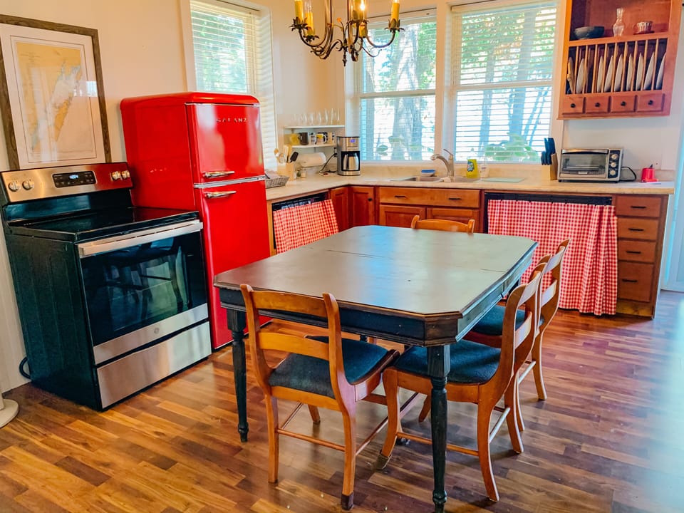 Fully equipped eat-in kitchen