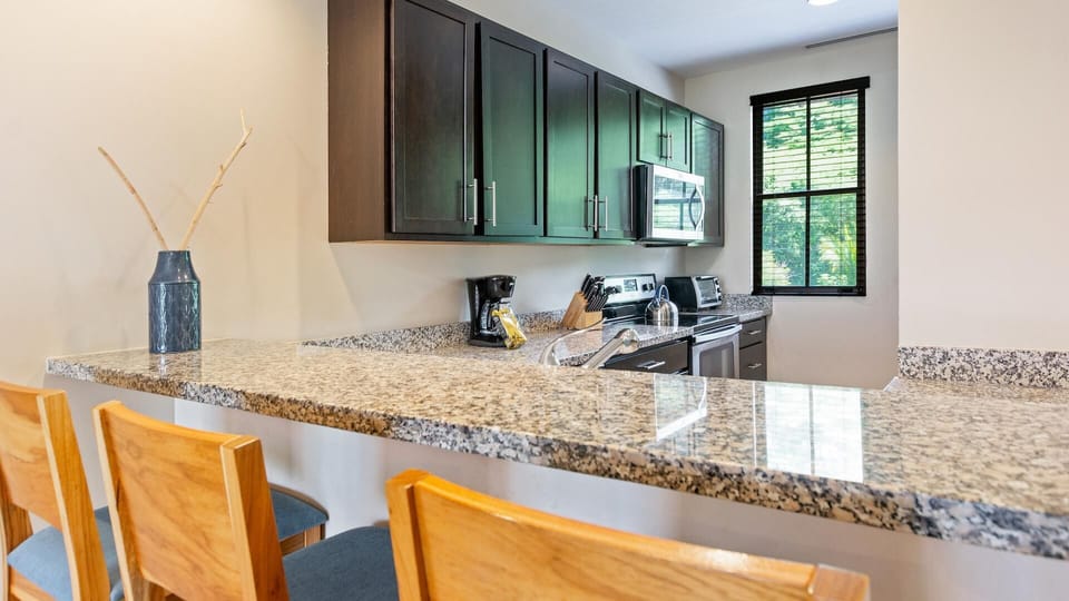 Condo, 3 Bedrooms | Private kitchen | Full-size fridge, microwave, oven, stovetop