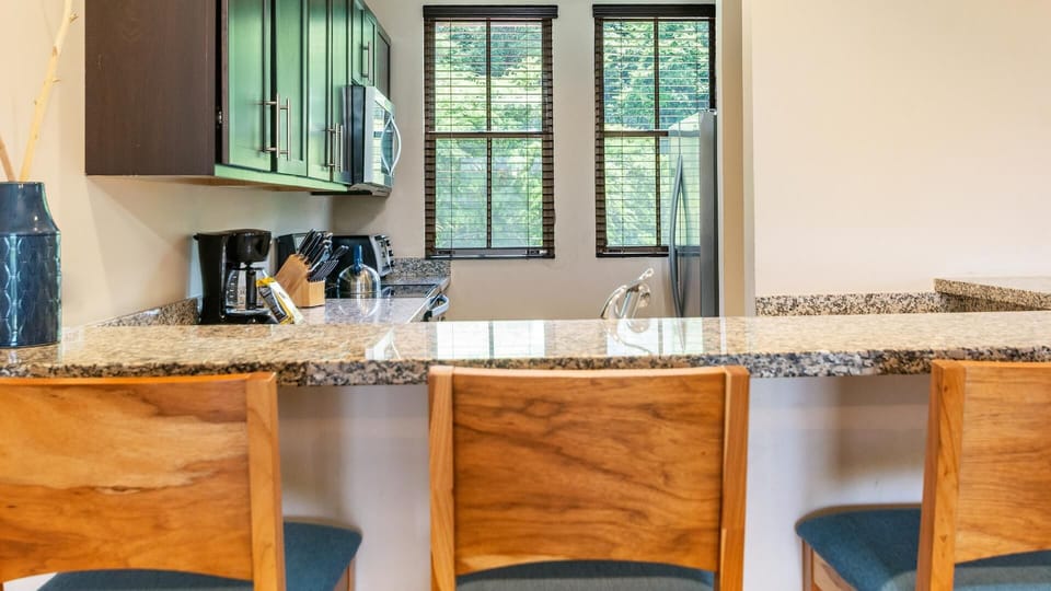 Condo, 3 Bedrooms | Private kitchen | Full-size fridge, microwave, oven, stovetop