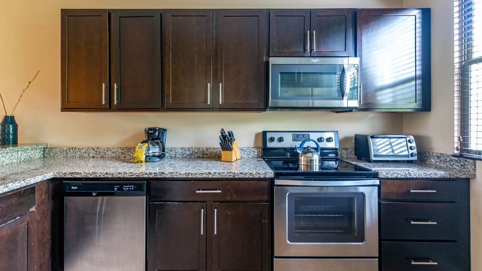 Condo, 3 Bedrooms | Private kitchen | Full-size fridge, microwave, oven, stovetop