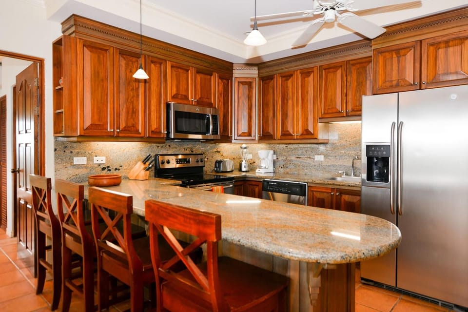 Condo, 3 Bedrooms | Private kitchen | Full-size fridge, microwave, stovetop, dishwasher