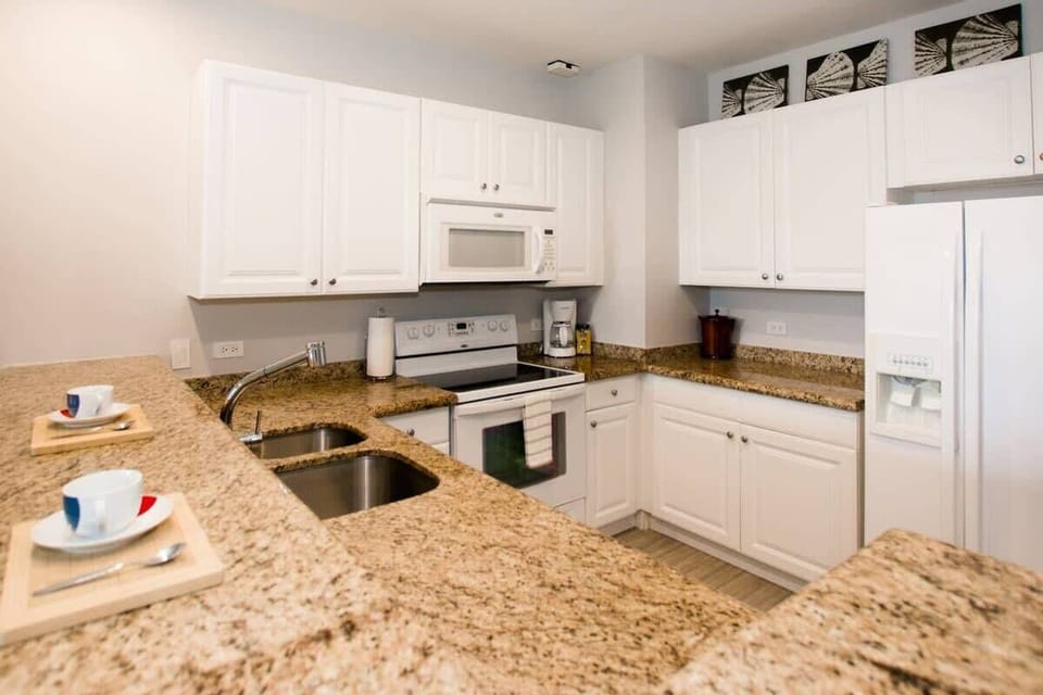 Full-size fridge, microwave, dishwasher, coffee/tea maker