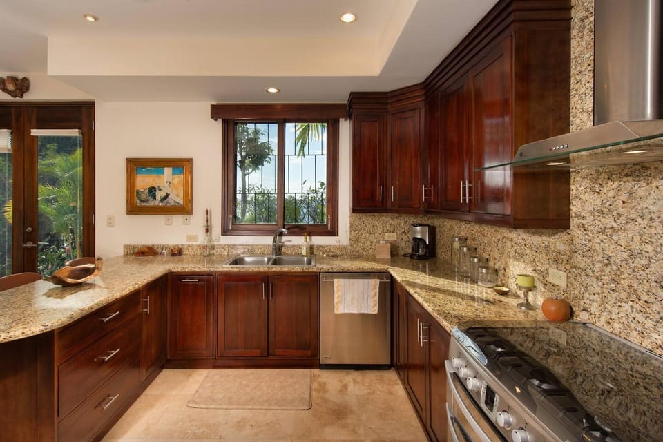 House, 5 Bedrooms | Private kitchen | Full-size fridge, microwave, stovetop, dishwasher