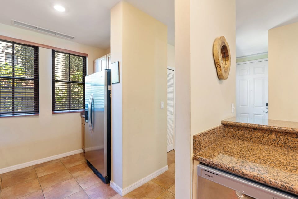 Full-size fridge, microwave, dishwasher, coffee/tea maker