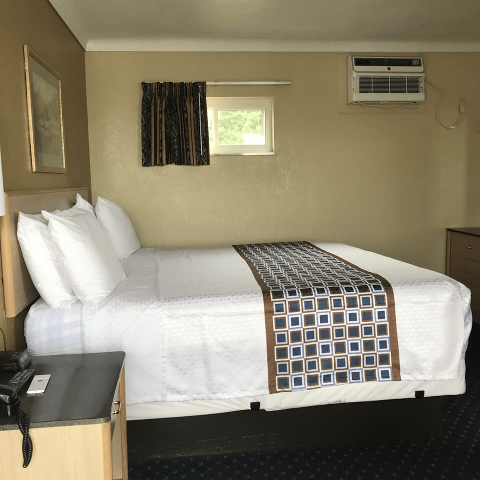 Family Suite | Living area | 32-inch TV with cable channels