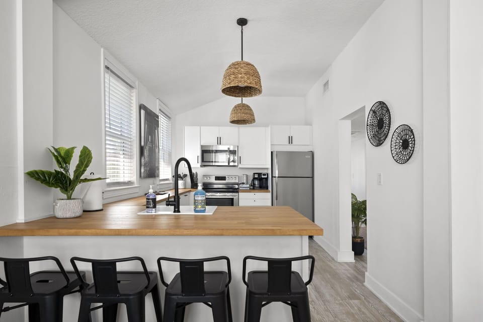 Breakfast Bar with seating for 4