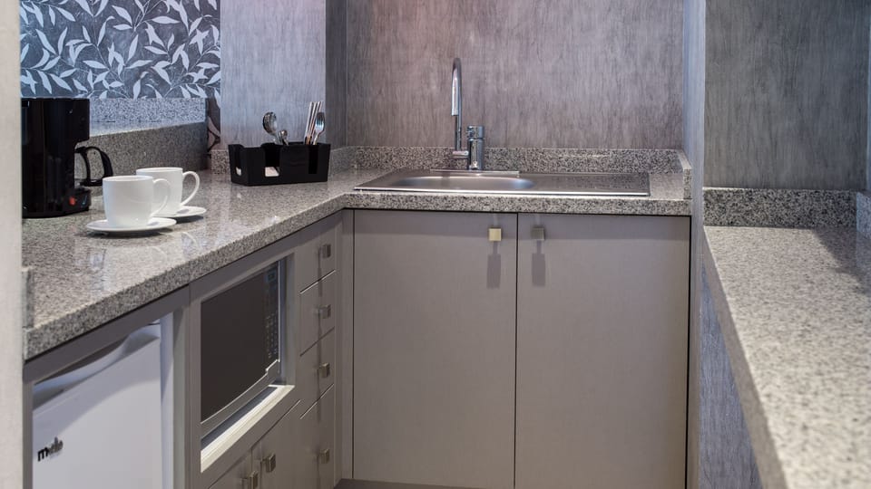 Studio Suite, 2 Queen Beds | Private kitchenette | Coffee/tea maker