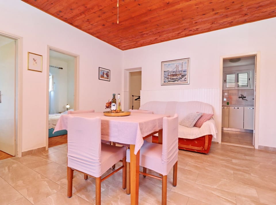 House (Three Bedroom Holiday Home) | Dining room