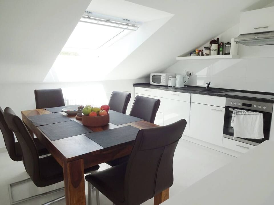 Der große Tisch im Esszimmer