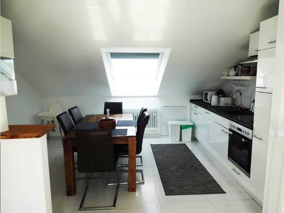 Die Voll-Ausgestattete Küche (inkl. Spulmaschine, Kuhlschrank und Gefriertruhe, Herd mit 4 Keramik-Kochplatten, Mikrowelle, Toaster, Kaffee-Maschine, usw.