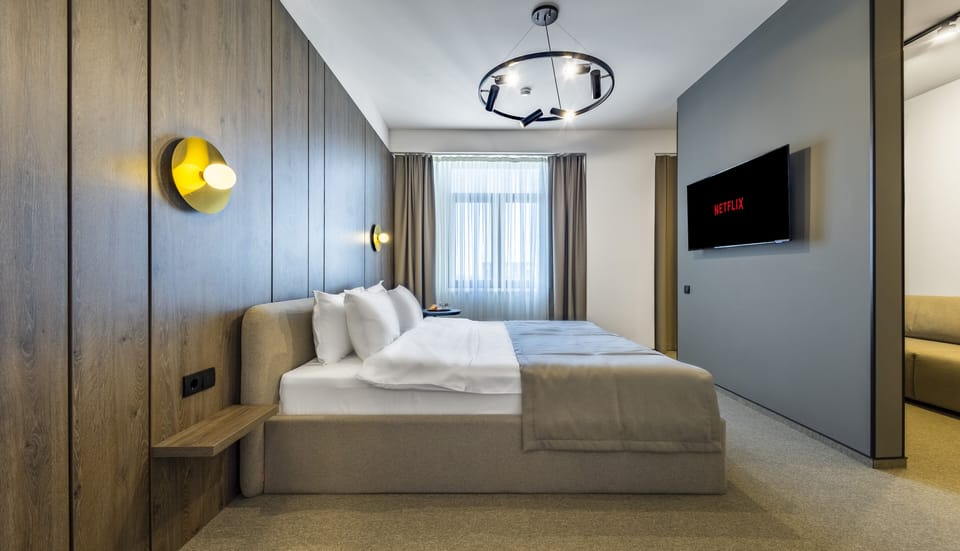 Senior Suite, 1 King Bed, Non Smoking | Hypo-allergenic bedding, minibar, in-room safe, desk