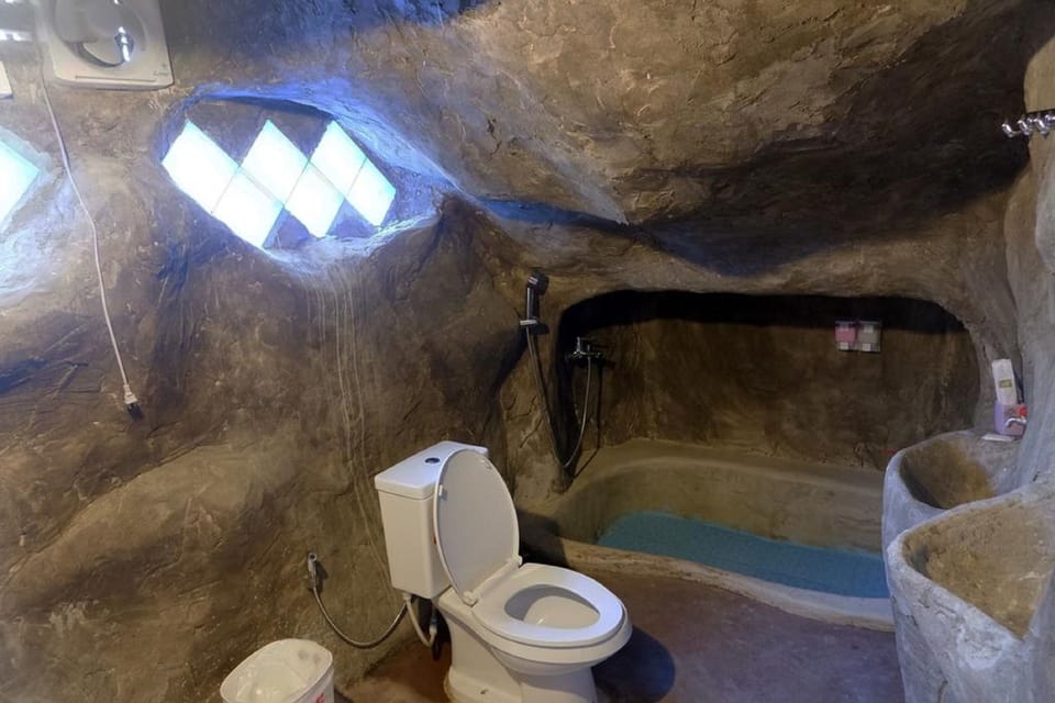 Superior Twin Room | Bathroom | Shower, free toiletries, hair dryer, towels