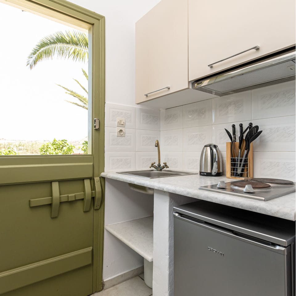 Fridge, stovetop, electric kettle, cookware/dishes/utensils