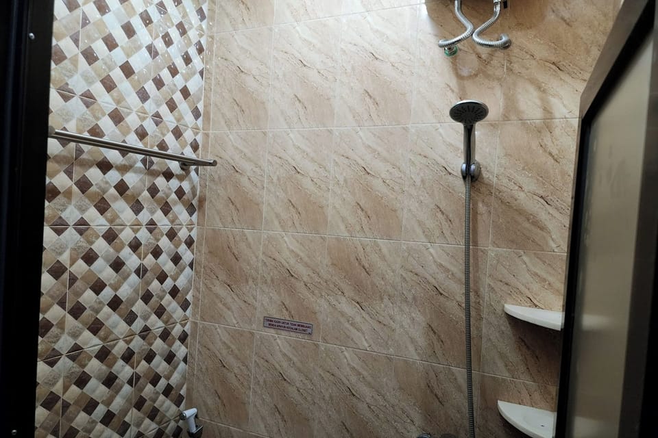 Deluxe Studio | Bathroom | Shower, free toiletries, towels, soap