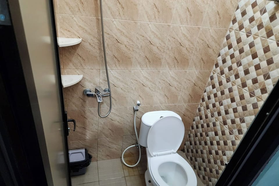 Deluxe Room | Bathroom | Shower, free toiletries, towels, soap