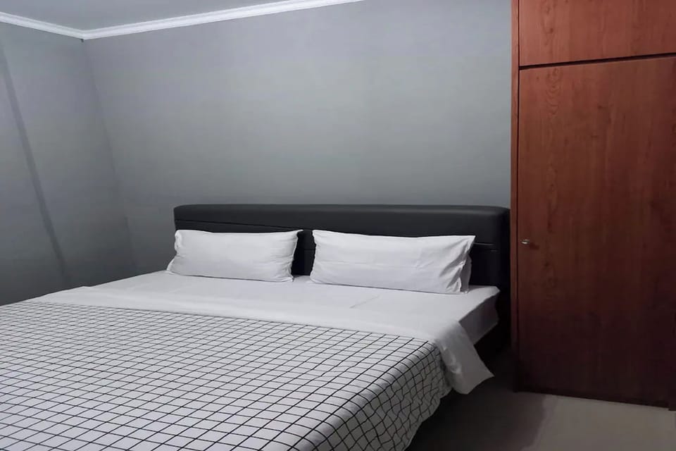Deluxe Room | Desk, soundproofing, iron/ironing board, free WiFi