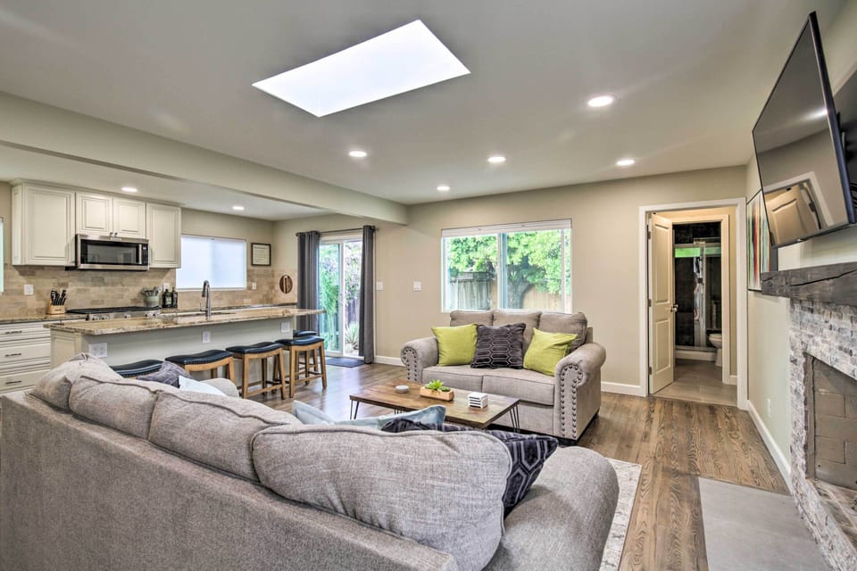 Main Living Space | Smart TV with Cable