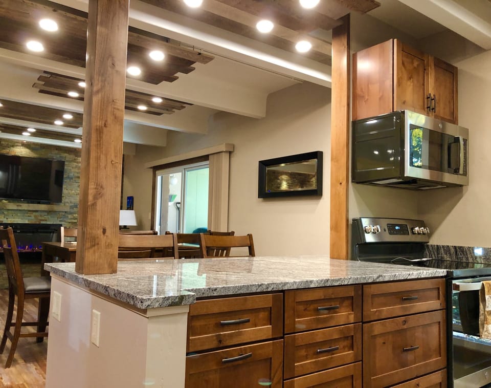 Kitchen and breakfast bar