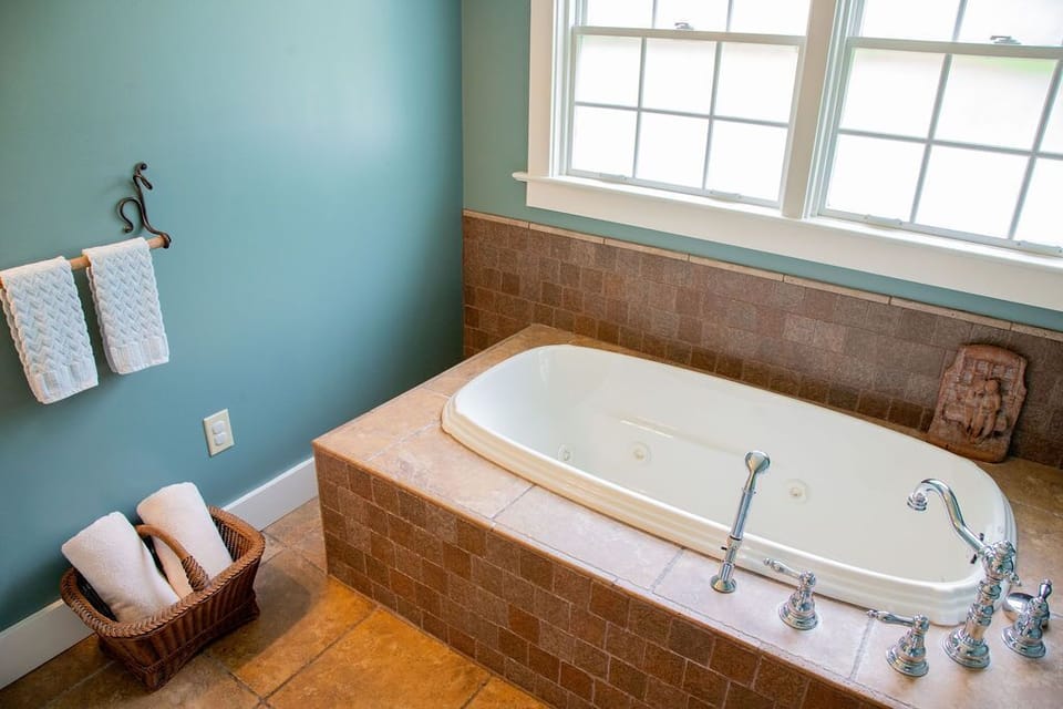 Downstairs bathroom with jacuzzi tub with jets.