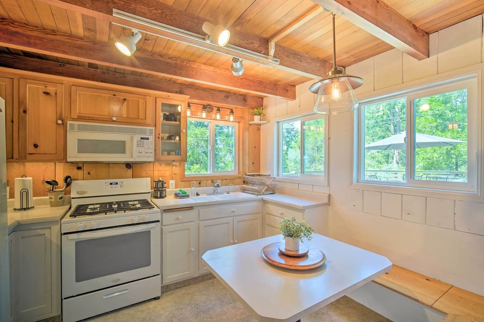 Well Equipped Kitchen | Drip Coffee Maker | Toaster | Full Knife Set