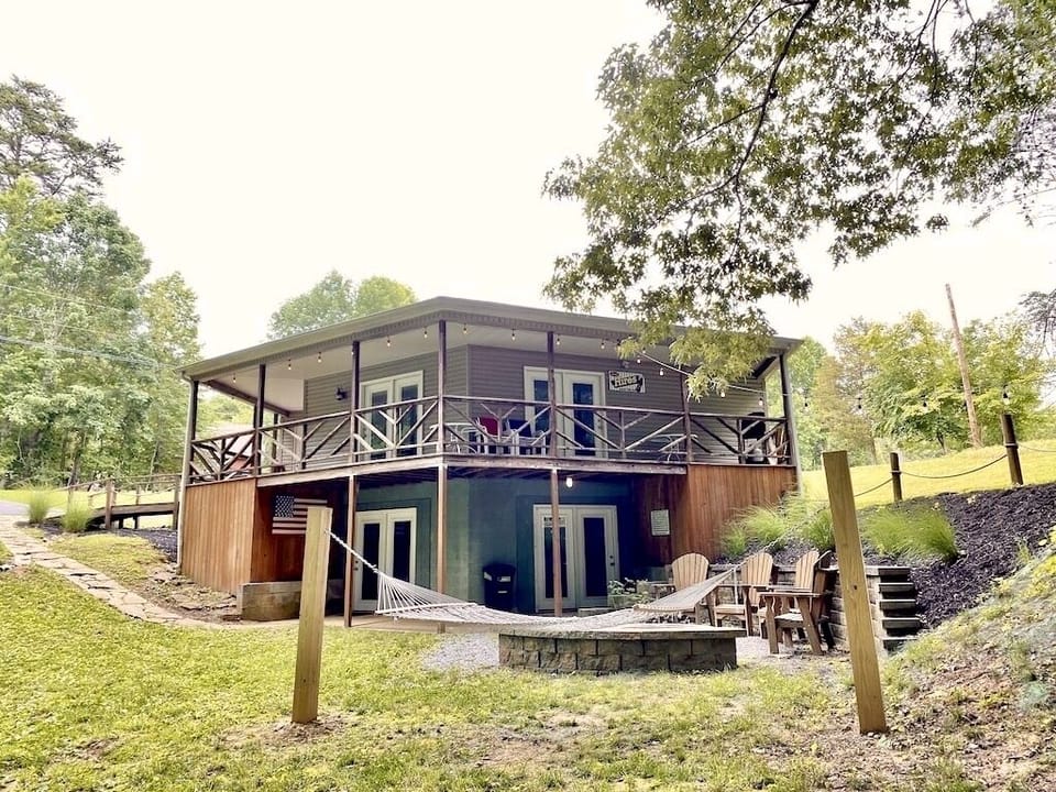 One-of-a-kind hexagon cottage with grill deck, fire pit & string lights🌳.
