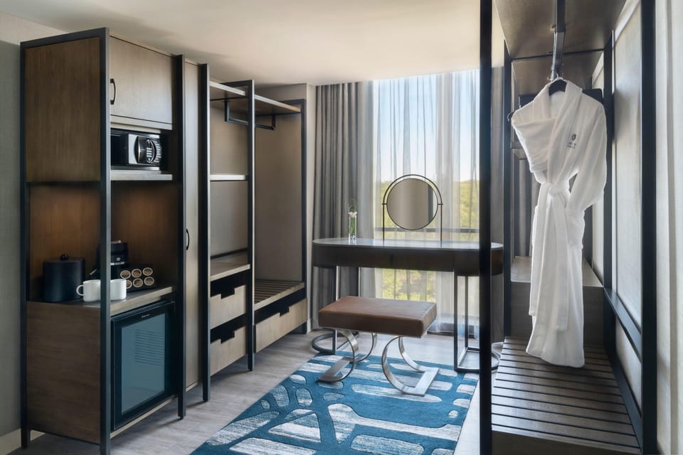 VIP Suite Premier Tower | Premium bedding, in-room safe, desk, laptop workspace