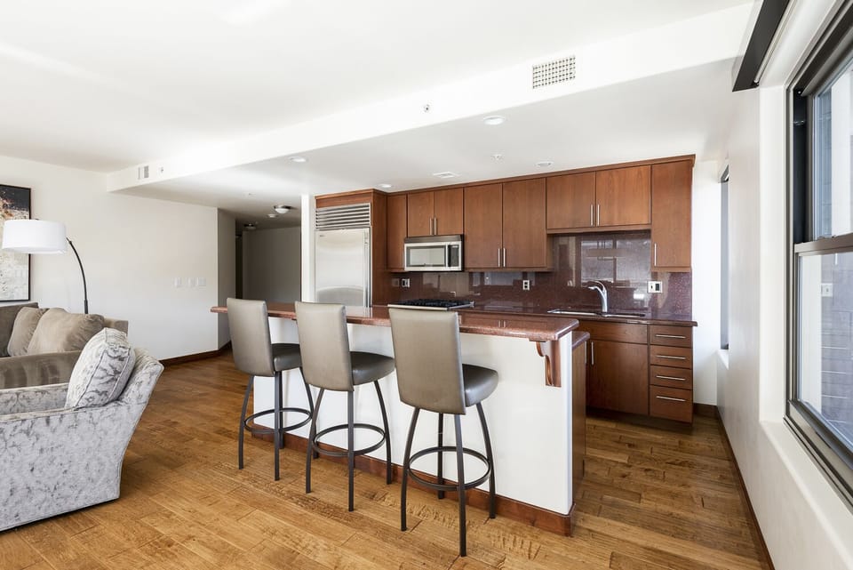 Breakfast bar with seating for 3