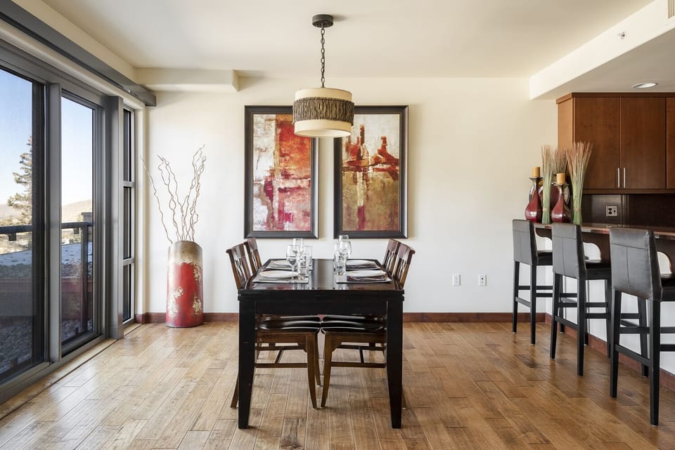 Dining area showing the bar counter seating at the kitchen breakfast bar