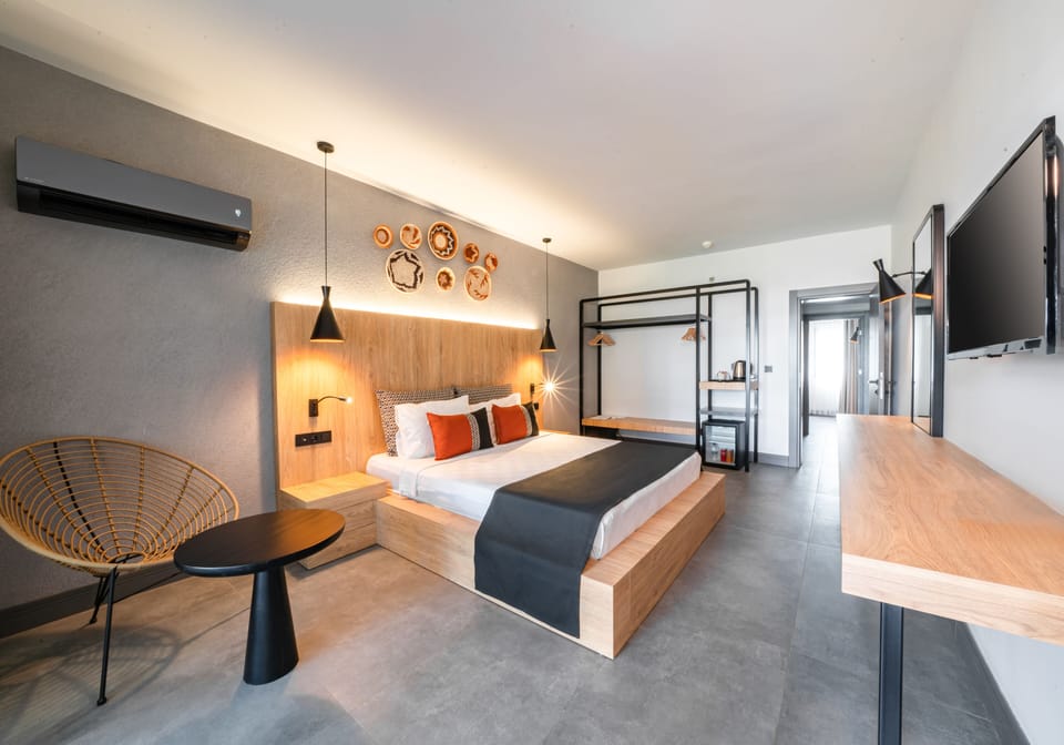 Deluxe Suite, 2 Bedrooms, Non Smoking, Courtyard View | In-room safe, desk, laptop workspace, bed sheets