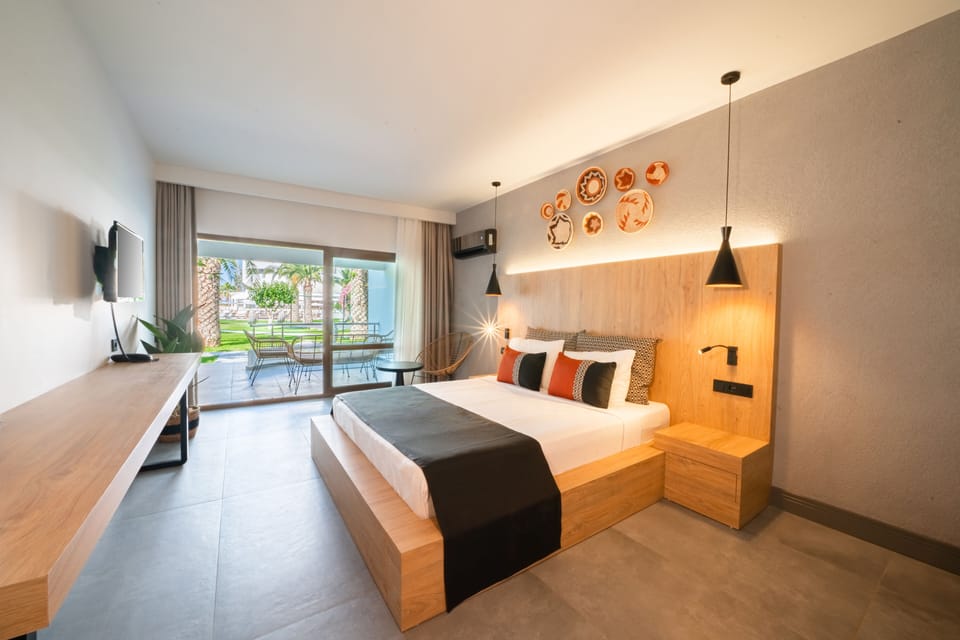 Deluxe Suite, 2 Bedrooms, Non Smoking, Courtyard View | In-room safe, desk, laptop workspace, bed sheets