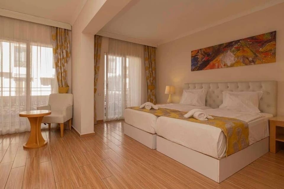 Superior Room | Minibar, in-room safe, laptop workspace, bed sheets
