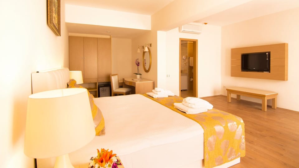 Standard Room | Minibar, in-room safe, laptop workspace, bed sheets