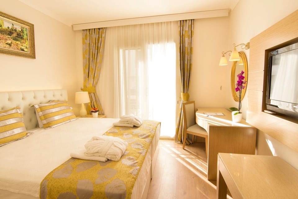 Standard Room | Minibar, in-room safe, laptop workspace, bed sheets