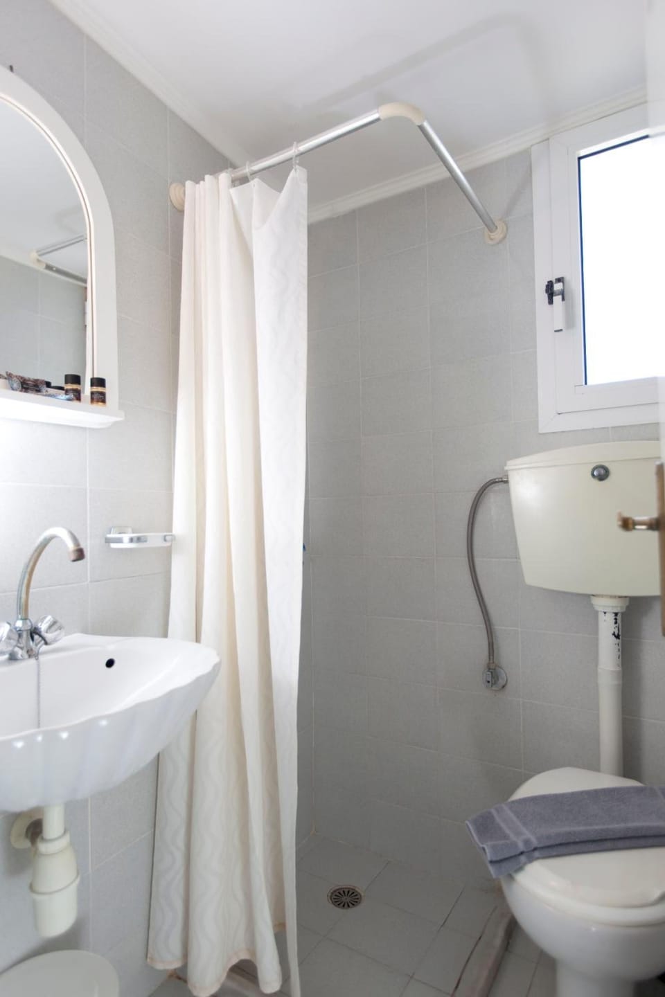 Shower, free toiletries, towels, toilet paper