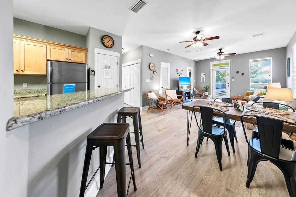 Eat-in bar seating