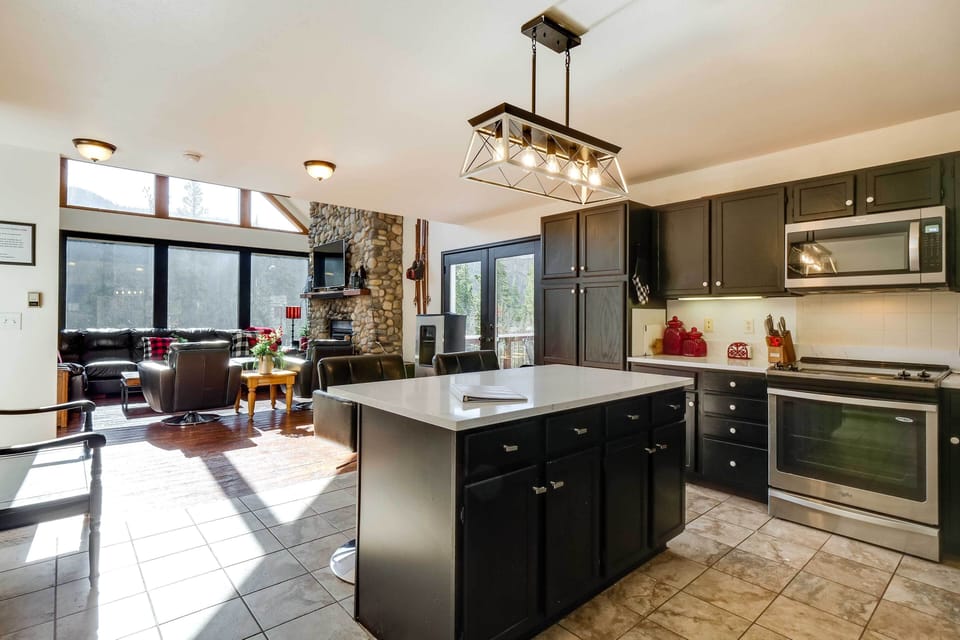 Fully Equipped Kitchen | Drip Coffee Maker | Blender | Crockpot | Toaster