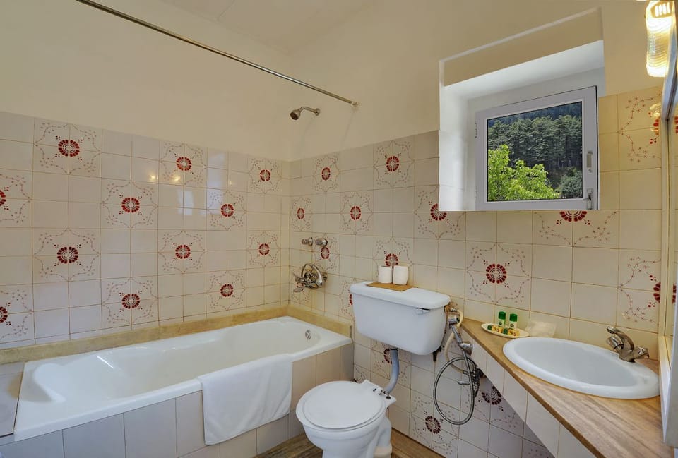 3 Bedroom - Deluxe Cottage | Bathroom | Free toiletries, hair dryer, bathrobes, slippers