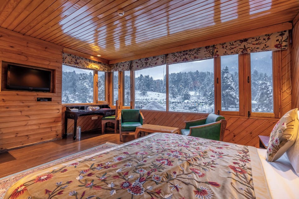 Deluxe room - River View | Laptop workspace, blackout drapes, iron/ironing board, free WiFi