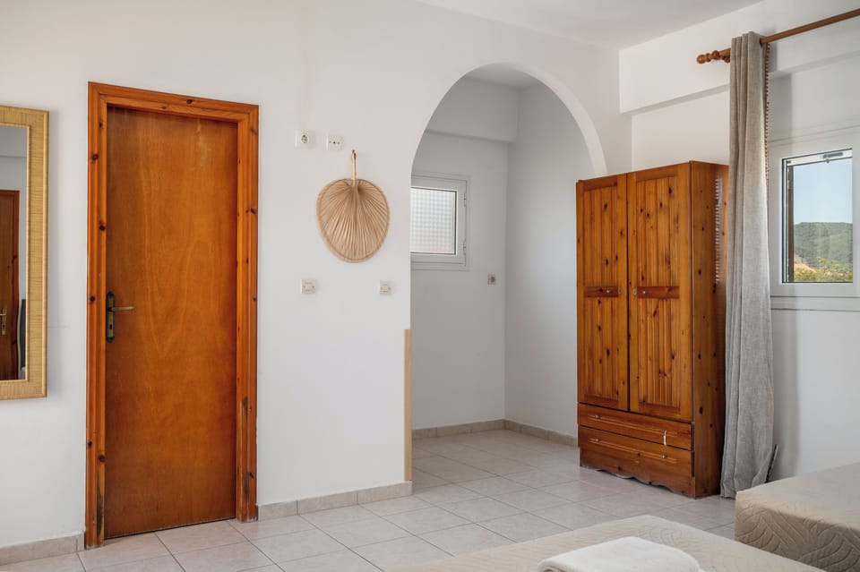 Studio | In-room safe, iron/ironing board (on request), WiFi (free), bed sheets