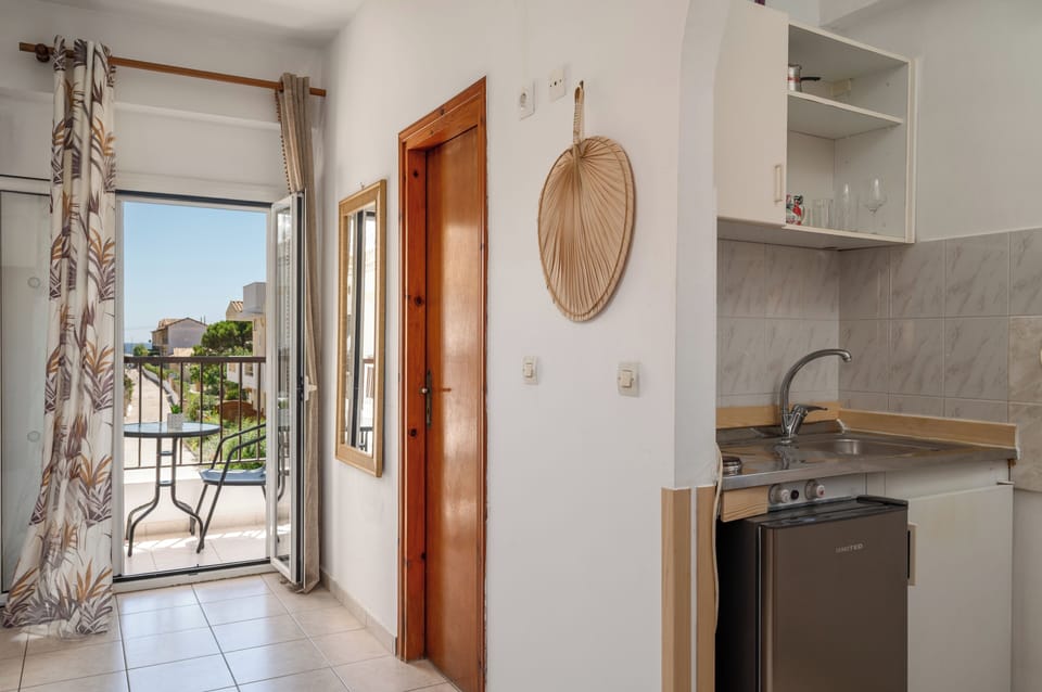Studio | Private kitchenette | Coffee/tea maker, fridge, stovetop, electric kettle