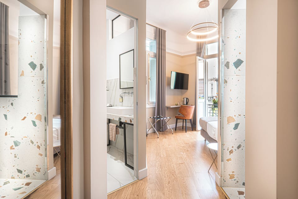 Deluxe Room (Belle) | Minibar, in-room safe, desk, blackout drapes