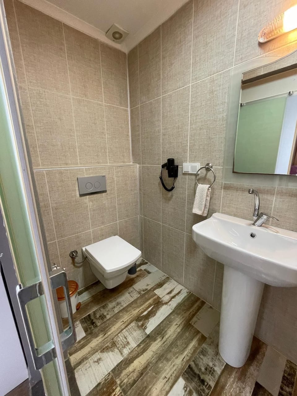 Deluxe Room | Bathroom | Shower, free toiletries, hair dryer, towels