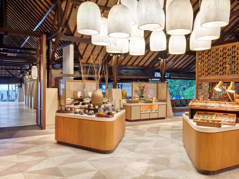 3 restaurants; breakfast, lunch, and dinner served