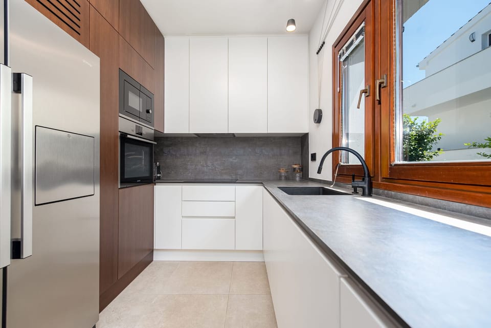 Microwave, oven, dishwasher, coffee/tea maker